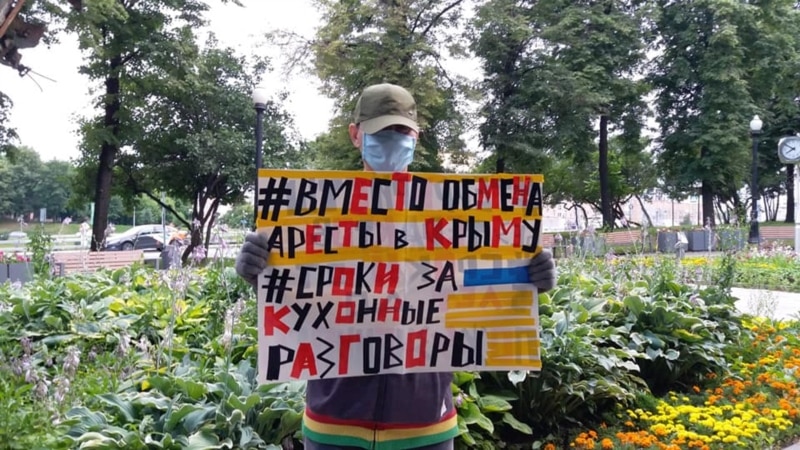 «Вместо обмена – аресты в Крыму»: в России прошли пикеты в поддержку крымских татар (+фото)