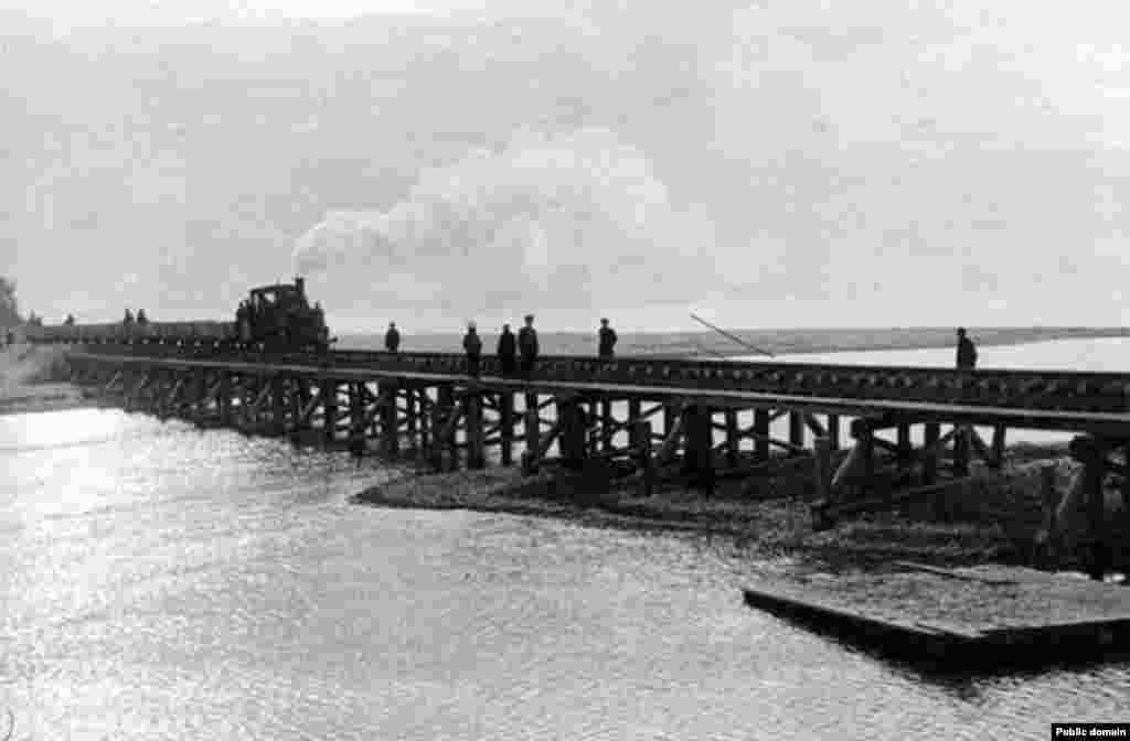 Вместе с дамбами мост имел длину 4,5 километра. В его конструкции также отводилось место судоходному фарватеру в районе Керчь-еникальского канала.
