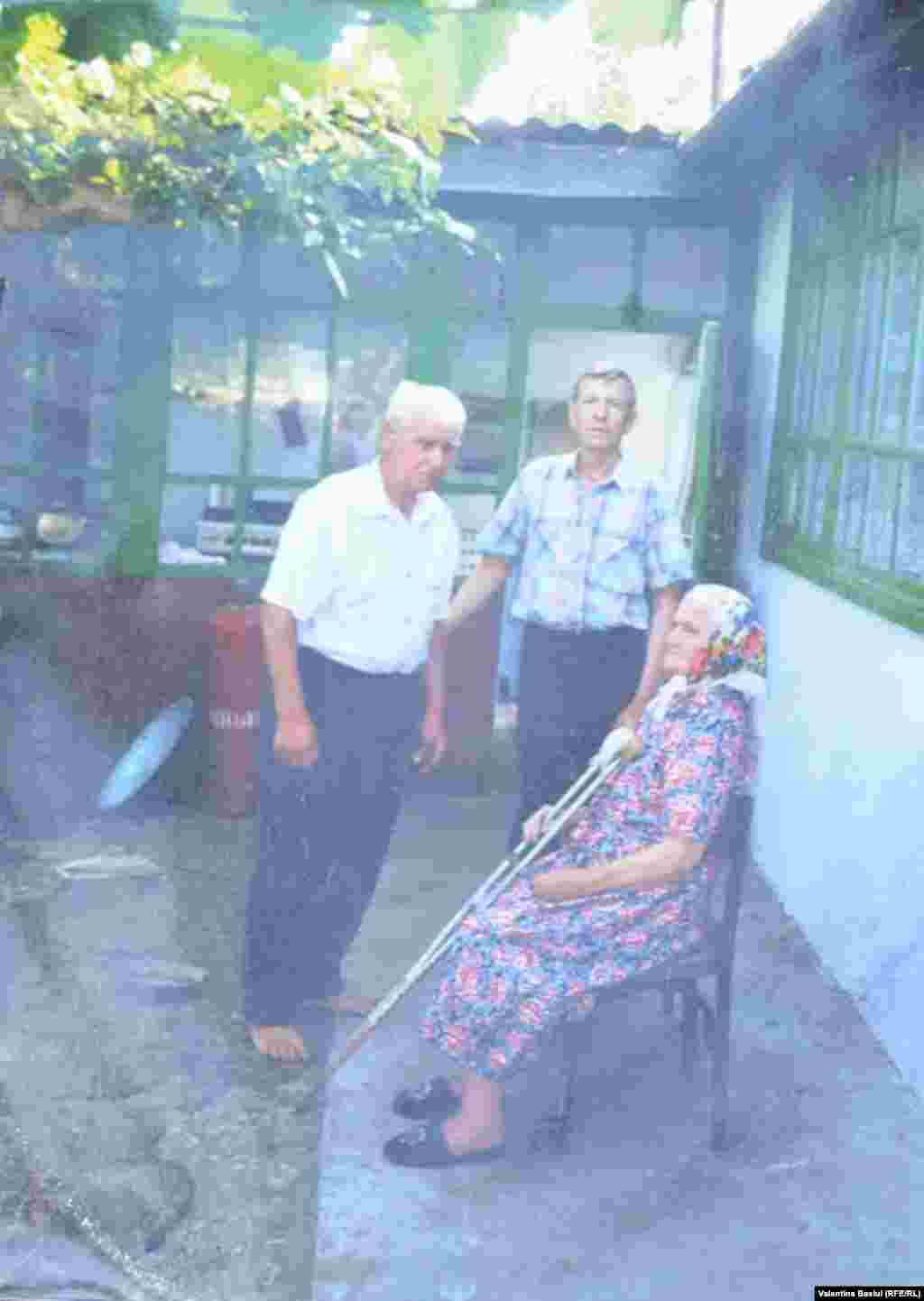 Gheorghe Bivol, veteran de război, cu soția și cu fiul vitreg, acum decedați.