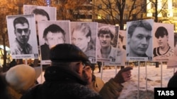 Лидер "Левого фронта" Сергей Удальцов (на первом плане) во время акции в поддержку политзаключенных в Новопушкинском сквере.