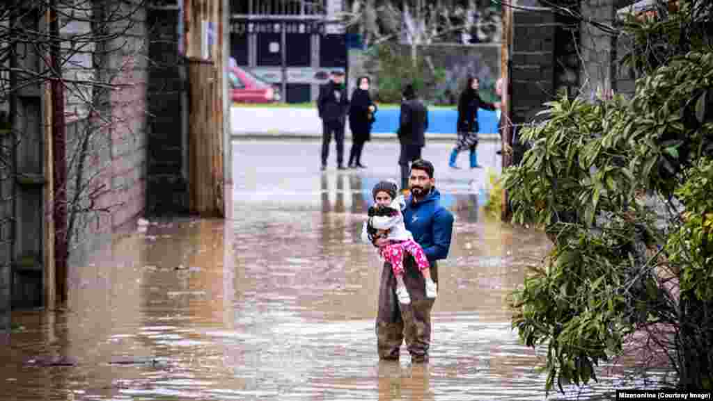 سیلاب در استان مازندران نیز زندگی ساکنان را مختل کرده است.