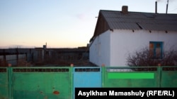 Дом, в котором жила семья Ержана Даниханова. Село Кенгир Карагандинской области, 29 октября 2013 года.