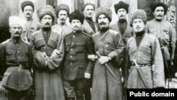 Карачаевцы из "Дикой дивизии" с генералом Корниловым