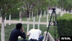 Телевизионные журналисты во время съемок репортажа. Астана, 17 мая 2010 года.