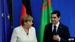 Germaniýanyň kansleri Angela Merkel (ç) we Türkmenistanyň prezidenti Gurbanguly Berdimuhamedow (s), Berlin, 29-njy awgust, 2016. 