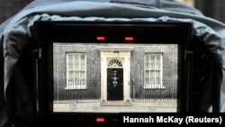 У видошукачі камери – двері офіційної резиденції британського прем’єра на Даунінґ-стріт, 10 у Лондоні