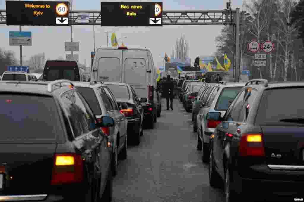 Законопроект пропонує запровадити «умовне часткове звільнення від оподаткування» ввезених з-за кордону авто і встановити за це «справедливу плату». Згідно з пропонованими змінами до законодавства, річний платіж складатиме близько 2,5% від вартості розмитнення автомобіля, але щороку зростатиме