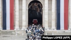 7000 de oameni au stat la coadă să-și ia rămas bun de la fostul președinte francez Jacques Chirac. Paris, 29 septembrie 2019