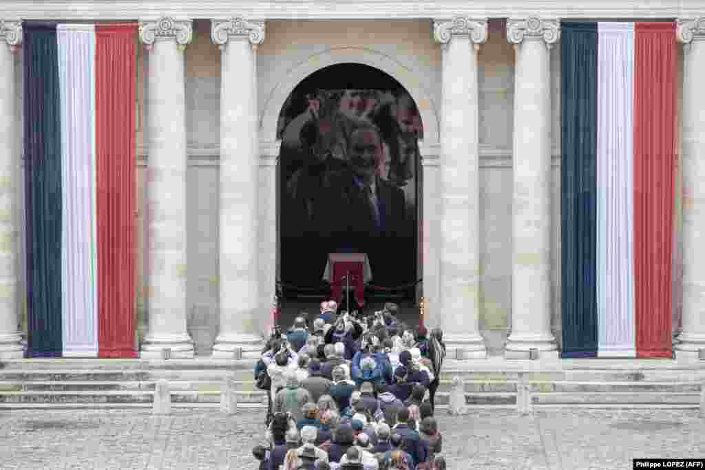 People wait to say a final farewell to former French President Jacques Chirac at the Saint-Louis-des-Invalides cathedral at the Invalides memorial complex in central Paris on September 29. (AFP/Philippe Lopez)