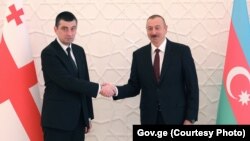 Георгий Гахария (слева) и Ильхам Алиев на встрече в Баку, 9 октября 2019 г.