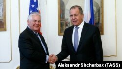 ABŞ-nyň döwlet sekretary Reks Tillerson (ç) we Orsýetiň daşary işler ministri Sergeý Lawrow (s) Wena, 7-nji dekabr, 2017