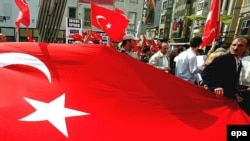 تطاهرات مردم در ترکیه در مخالفت با مصوبه کمیته روابط خارجی مجلس نمایندگان آمریکا.