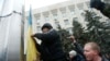 Пророссийские активисты снимают украинский флаг у горсовета Симферополя. Крым, 27 февраля 2014 года