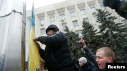 Спуск флага Украины перед зданием симферопольского горсовета, 27 февраля 2014 года