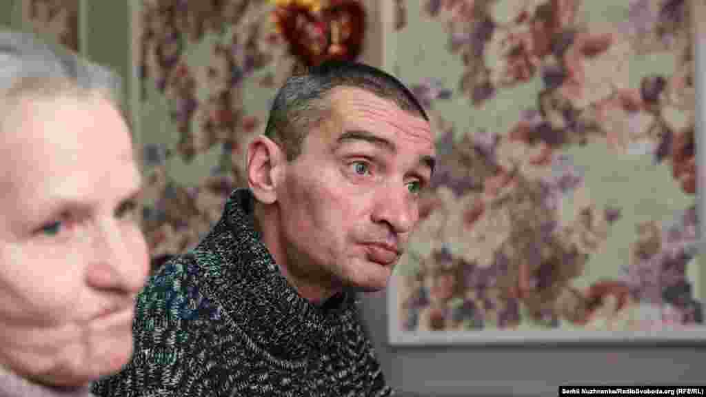 Ігор, 53 роки, 5 років назад в Ігоря помирає мама, а в нього стається інсульт. Шахраї підробили документи на квартиру, та продали її. Волонтери винаймають для Ігоря ліжко-місце в хостелі, і допомагають в суді анулювати продаж квартири