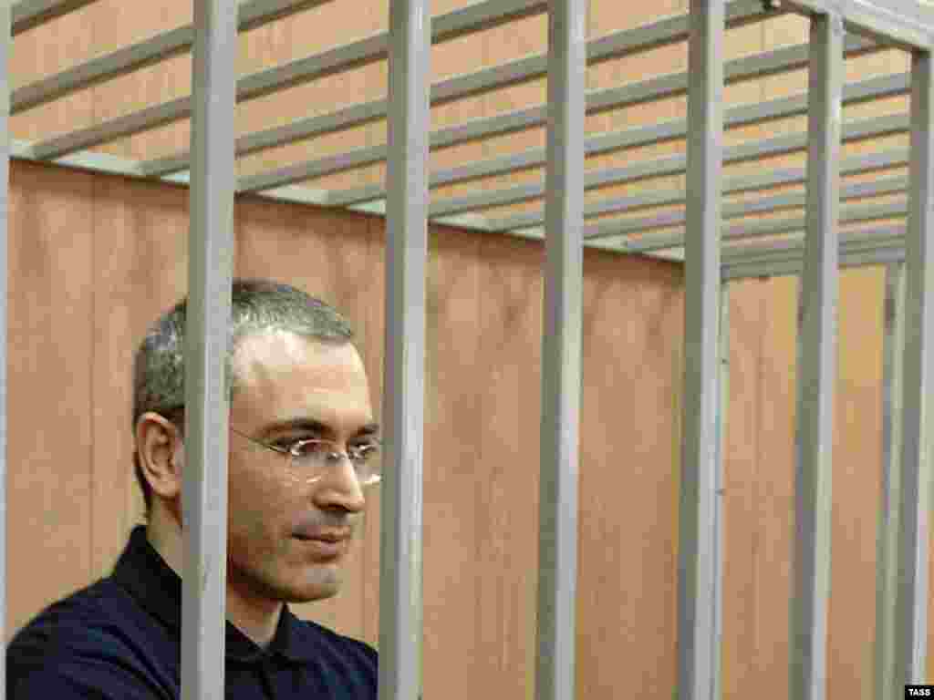 До ареста главы ЮКОСа Михаила Ходорковского политзаключенных в новой России не было. Словосочетание «басманное правосудие» стало нарицательным, практически слившись по смыслу со старинной поговоркой «закон что дышло».