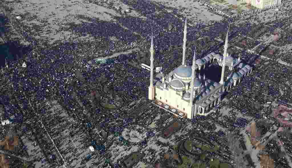 An aerial view of the massive rally in the Chechen capital, Grozny, to protest against the French magazine Charlie Hebdo's satirical cartoons of the Prophet Muhammad (epa/Kazbek Vakhayev)