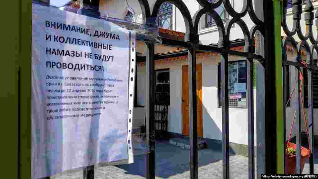 Bağçasaraynıñ tarihiy qısmında yerleşken Orta-Camide cuma ve cemaat namazlarınıñ qılınuvı toqtatıldı. Rusiye kontrolindeki Qırım ve Aqyar musulmanları diniy idaresi yasaqnı aprelniñ 30-na qadar uzattı