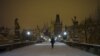 La Praga pe podul Carol în miez de noapte și de iarnă