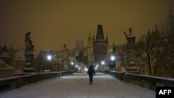 La Praga pe podul Carol în miez de noapte și de iarnă