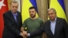 Recep Tayyip Erdoğan török és Volodimir Zelenszkij ukrán elnök, valamint António Guterres ENSZ-főtitkár közös sajtótájékoztatót tart az ukrajnai Lviv városában 2022. augusztus 18-án