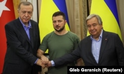 Președintele turc Recep Tayyip Erdogan, președintele ucrainean Volodimir Zelenski și secretarul general al ONU, Antonio Guterres, în timpul unei conferințe de presă comune la Liov, 18 august 2022.