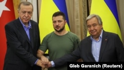 Recep Tayyip Erdoğan török és Volodimir Zelenszkij ukrán elnök, valamint António Guterres ENSZ-főtitkár közös sajtótájékoztatót tart az ukrajnai Lviv városában 2022. augusztus 18-án