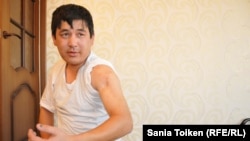 Естай Сатыбалдиев, раненный во время Жанаозенских событий, жалуется, что до сих пор не может найти работу. Жанаозен, 13 декабря 2014 года.