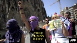 “Pussy Riot” toparynyň agzalaryny goldap Barselonada geçirilen protest çykyşy. 17-nji awgust, 2012.