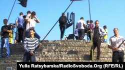 Активисты движения за люстрацию открывают люстрационную стеллу. Днепропетровск, 13 сентября 2014 года.