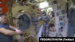 Космонавт Алексей Овчинин и робот Фёдор на борту МКС.
