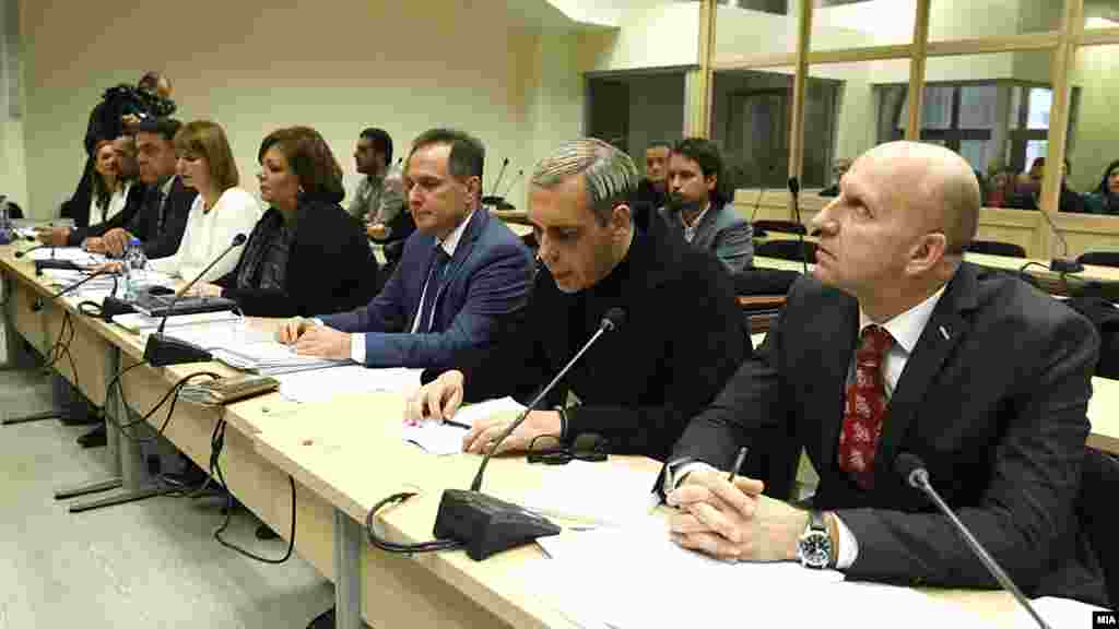 МАКЕДОНИЈА - Првообвинетиот во случајот Рекет, Бојан Јовановски - Боки 13 и второобвинетата Катица Јанева не се чувствуваат виновни за делата за кои ги товарат. Тие на првото рочиште за случајот рекоа дека не се виновни. Третообвинетиот, Зоран Милески - Кичеец го призна делото. Рече дека доброволно признал и дека не се консултирал со никој за да даде признание.