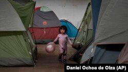 Devojčica u kampu u Tihuani, u blizini granice sa Meksikom