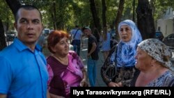 Advokat Emil Kürbedinov Renat Paralamovnıñ soy-soplarınen beraber Qırımdaki Rusiye FSB idaresi yanında, arhiv fotoresimi