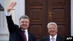 Президенти України Петро Порошенко (Л) і Німеччини Йоахим Ґаук, Берлін, 24 серпня 2015
