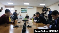 Адвокаттар, құқық қорғаушылар мен азаматтық белсенділер "Қазақстанда сот шешімін кім және неге орындамайды?" деген мәселені талқылап отыр. Астана, 21 кантар 2019 жыл.