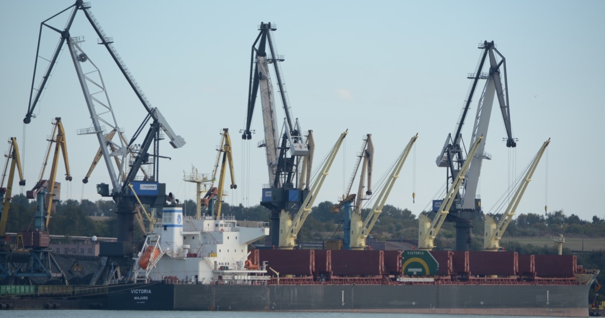 У порту "Південний" після атаки РФ загорілися близько 30 ємностей із борошном й олією - Кулеба