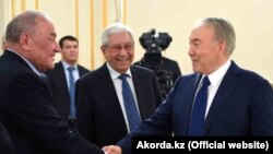 Встреча президента Казахстана Нурсултана Назарбаева с представителями общественности. Мырзатай Жолдасбеков – в центре. 14 февраля 2017 года.