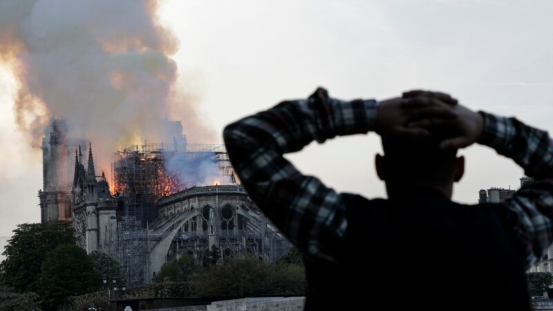 Shuhet plotësisht zjarri në katedralen Notre-Dame