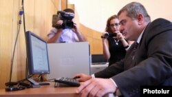 Armenia - Zhirayr Titizian, a senior Finance Ministry official, demonstrates a new system of online tax payments to journalists, Yerevan, 23Aug2013.