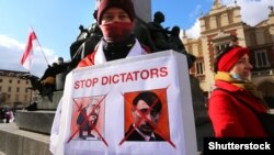 Pancartă "Opriți dictatorii" care îi înfățișează pe Vladimir Putin și pe Alexander Lukașenko la un protest împotriva invadării Ucrainei. Cracovia, 27 martie 2022