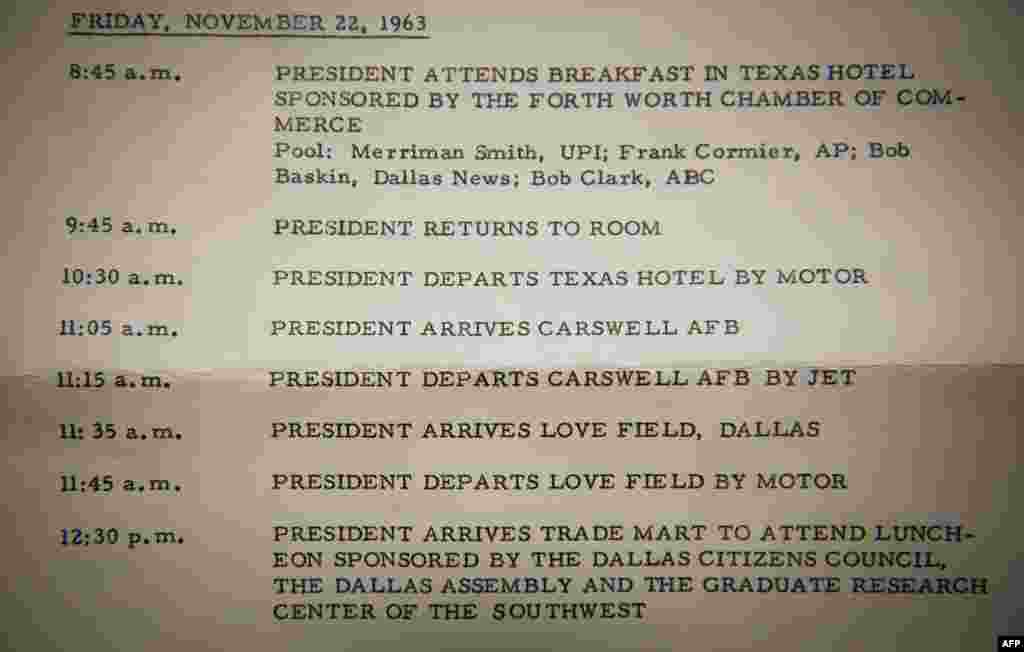 Agjenda zyrtare e presidentit Kennedy, e shpërndarë nga Shtëpia e Badhë, para se të niste vizita e tij në Dallas. Në të shihen qartë lëvizjet që do t&rsquo;i bënte ai atë ditë, nga ora 8:45 e mëngjesit deri në orën 12:30 të mesditës. &nbsp;