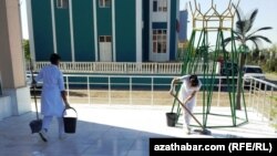 Türkmenistanda medisina işgärleri öz wezipe borçlaryndan daşary, ýowarlara, oba hojalyk we arassaçylyk işlerine çekilýärler. 