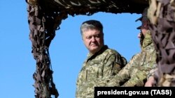 Петр Порошенко на военных учениях на побережье Азовского моря в Донецкой области, 12 октября 2018