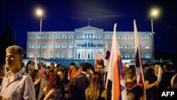 Гръцки граждани често излизат на протести срещу строгата бюджетна дисциплина. Благодарение на нея обаче Гърция бавно се възстановява от кризата.