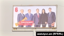 Согласно наблюдателям, размещение правяшей партией до начала агитационной кампании плакатов площадью, превышающей 5 кв. м, является нарушением закона