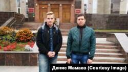 Данила Бузанов и Денис Мамаев у Саратовского областного суда 8 октября 2019 года