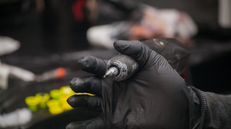Петербуржцу дали 2,5 года за демонстрацию татуировки со свастикой
