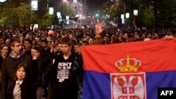 Србија- демонстраните носат српско знаме за време на протестите пред седиштето на владата во Белград, 07.04.2017 