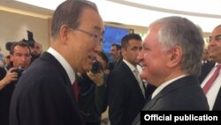 Глава МИд Армении Эдвард Налбандян (справа) и генсек ООН Пан Ги Мун, Женева, 30 марта 2016 г.